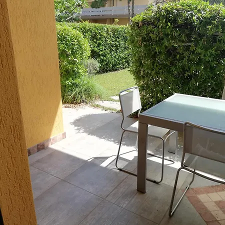Lira Con Giardino Apartment